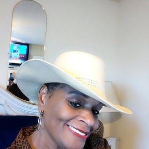 Meet your Posher, Gwendolyn